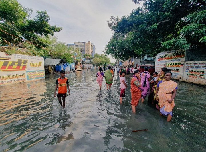tweet2vedant's tweet photo. @niostwit Kerala,Tamil Nadu &amp; Chennai ke baccho ka kya jinka aaj exam hai?due to heavy rains no electricity,water in everyone houses!!will their parents allow to give exams?water is coming till waist and exam centre are far,how can student give exam 🙏🏻
@ProfSarojSharma https://t.co/oiC9580TDA