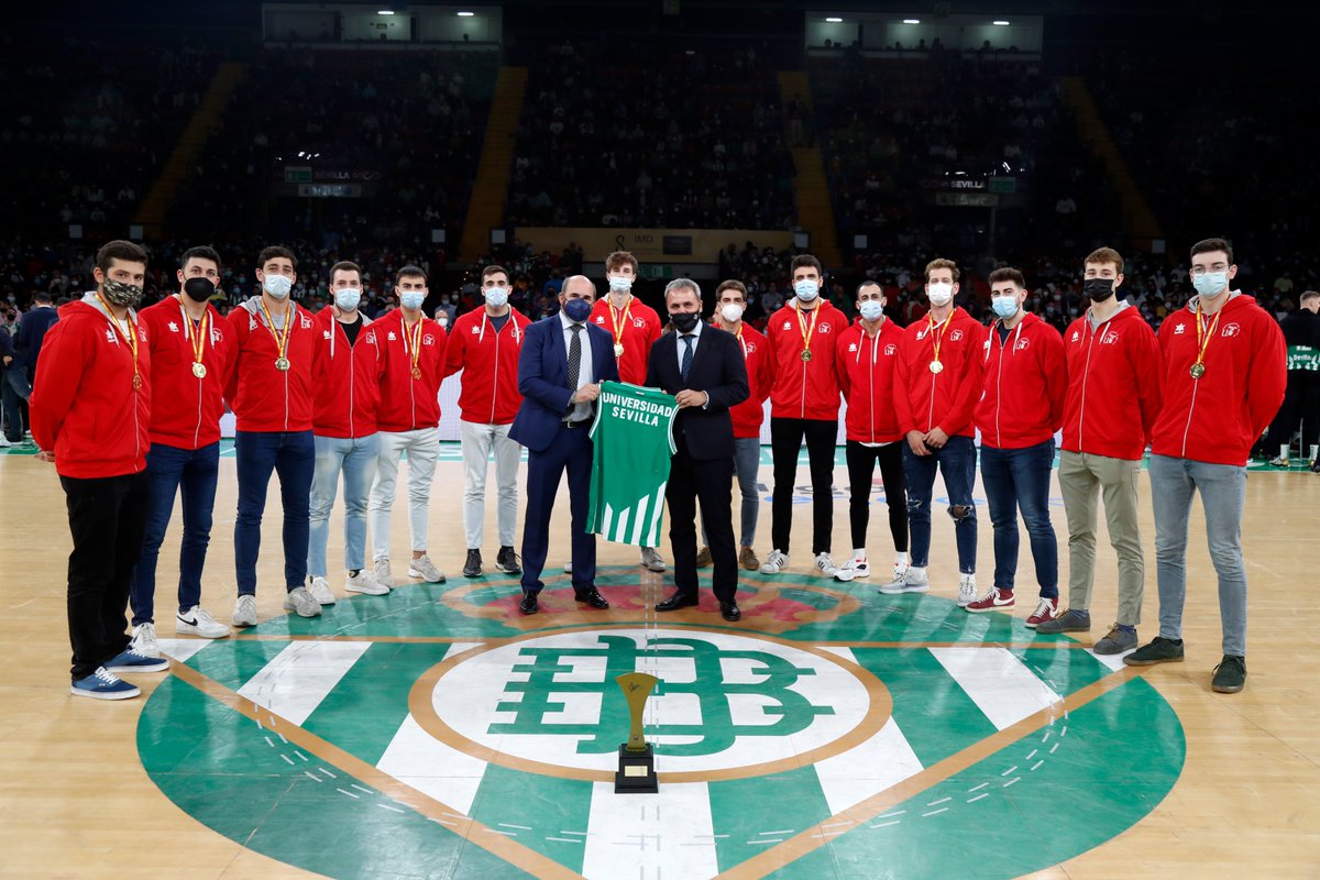 El equipo de baloncesto del <a href="/SADUSoficial/">SADUS</a> recibió este domingo su merecido homenaje en San Pablo 👏🏻🏀

¡Enhorabuena por el Campeonato de España! 🏆🇪🇸

#CoosurBetis #LigaEndesa