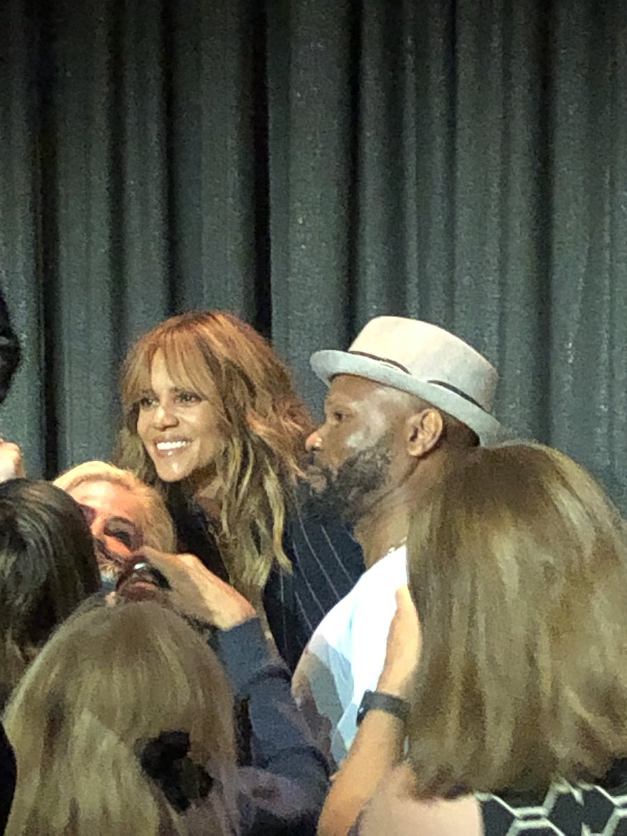 AWynner's tweet photo. #HalleBerry kicked major butts last night in the screening of her new film #Bruised #Netflix #Nov24
Awesome movie!!! #BadAss she made her directorial debut, starred ⭐️ and produced it…OMG# #femaledirectorsrock #femaleaction https://t.co/Ash13tAfi0
