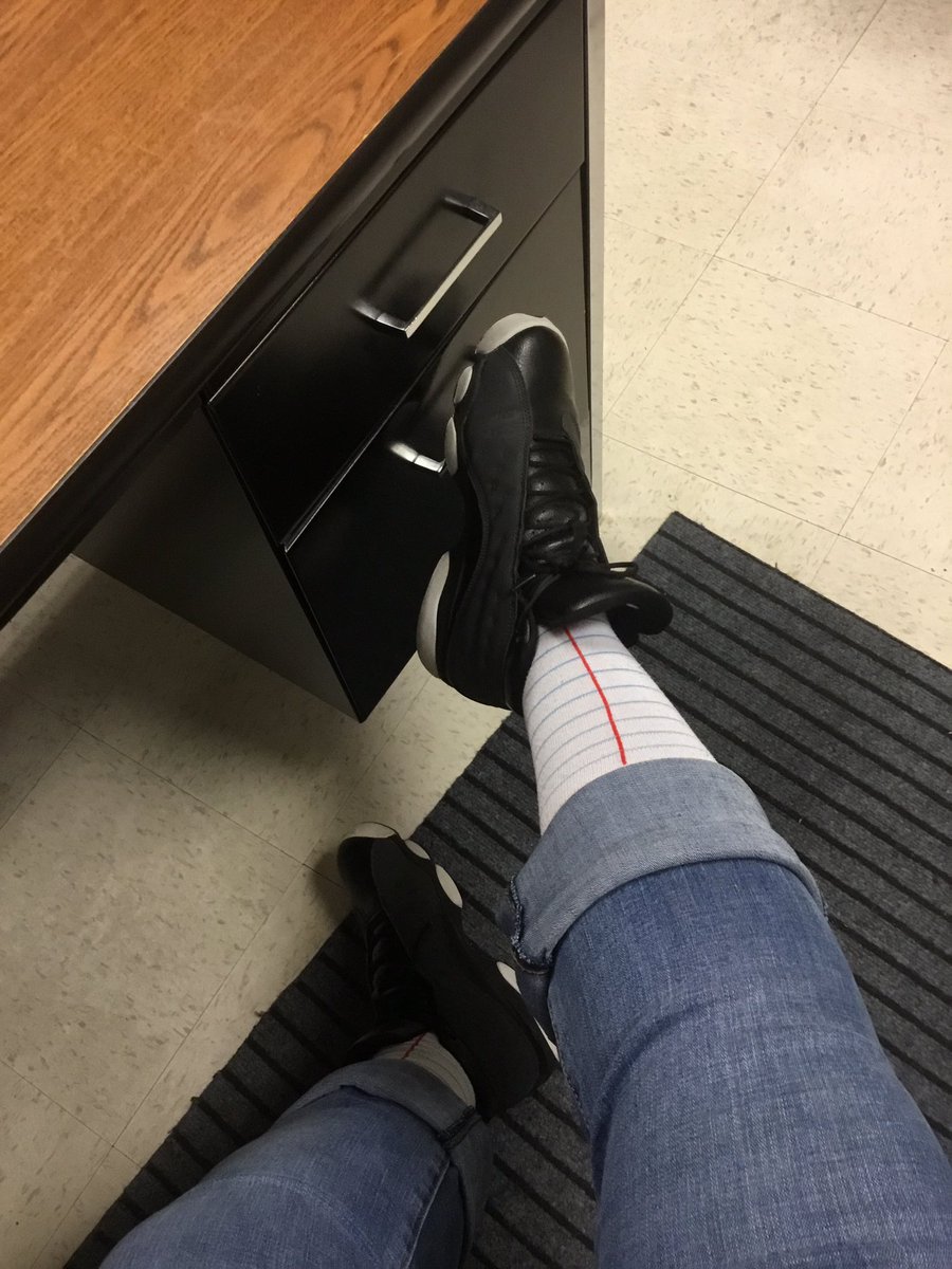 MsLLemon1's tweet photo. Odd socks and kindness makes the perfect pair! @Austin_Broncos #IrvingISDiskind #AMSBroncosAreKind 👩🏾‍🏫🍋📝 https://t.co/8EEDWwvaOl