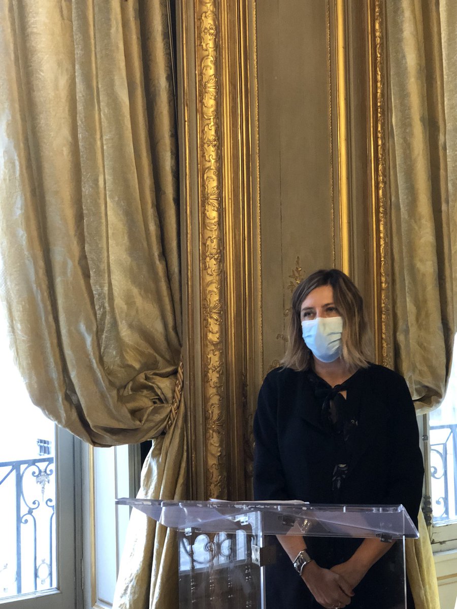 ItalyinFrance's tweet photo. L’Ambasciatrice Castaldo consegna a Parigi al dott.Mario Pascoli e alla dott.ssa Patrizia Molteni l’onorificenza #OSI nel grado di Cavaliere https://t.co/I1kVtKgHtg