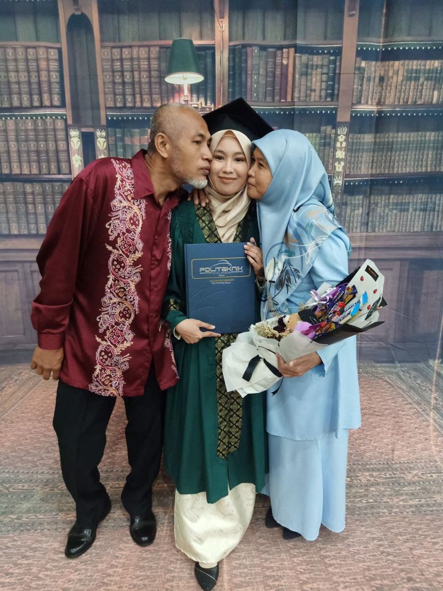 ainaamongtae_'s tweet photo. thanks to my parents always supported me
without you I'm a very nothing..
this for you maybe this is just paper but it is very valuable to me to you 🤍❤️🤍❤️
I love both of you so much ❤️❤️
#mygraduationday🎓
#121121🎓 https://t.co/Z1i0FfbhTj