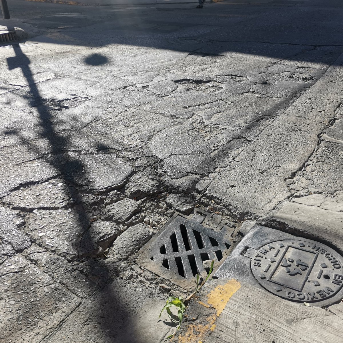WeraDeLimon's tweet photo. Buenos días, para revisar 3 baches y un hueco en la rejilla en independencia esquina con rosas moreno #postulatubache https://t.co/SaNZaWuhTP