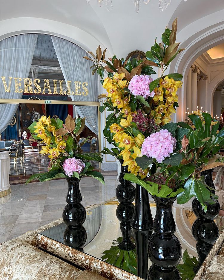 NegrescoHotel's tweet photo. From the lobby, the tone is set! The moment will be full of beauty and elegance.
📷@les.fleuristes #LeNegresco
#UnHeritageUneLegende #ExploreNiceCotedAzur #CoteDAzur #NiceFrance #Nice #LHWTakeMeThere #LuxuryHotel #CompositionFlorale #Fleurs #Fleuriste #Bouquet #flowersfrom1970 https://t.co/yXsFFGCoHR