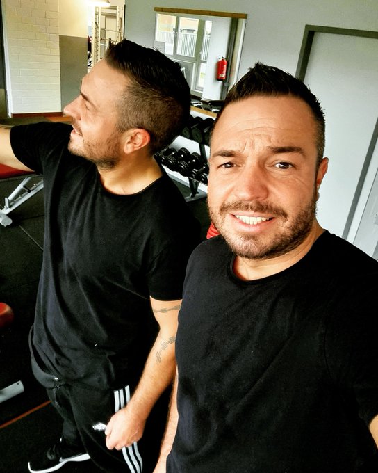 Funny guy next to me ... seen somewhere before😉 #mirrorselfie #mirror https://t.co/W3iN26lfeD<a href="/tag/mirror"class="tags"><span>#mirror</span></a><a href="/tag/mirrorselfie"class="tags"><span>#mirrorselfie</span></a>
