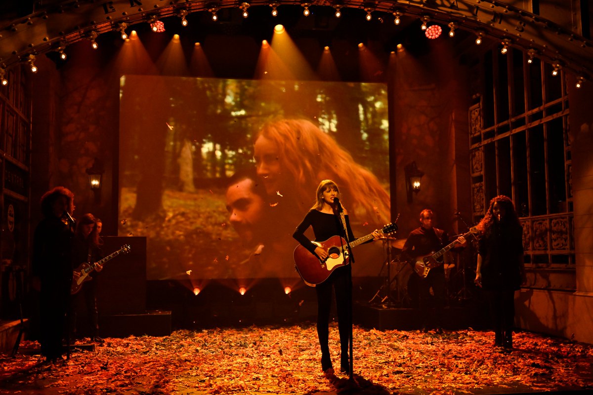We are all loving the comeback of the re-release of ‘Red (Taylor’s Version)’. Fans were treated to songs that didn’t make the cut the first time round; ‘All Too Well’ being one of them. Catch Taylor's 10 minute SNL performance #TaylorOnSNL #TaylorSwift #TaylorSwiftRed