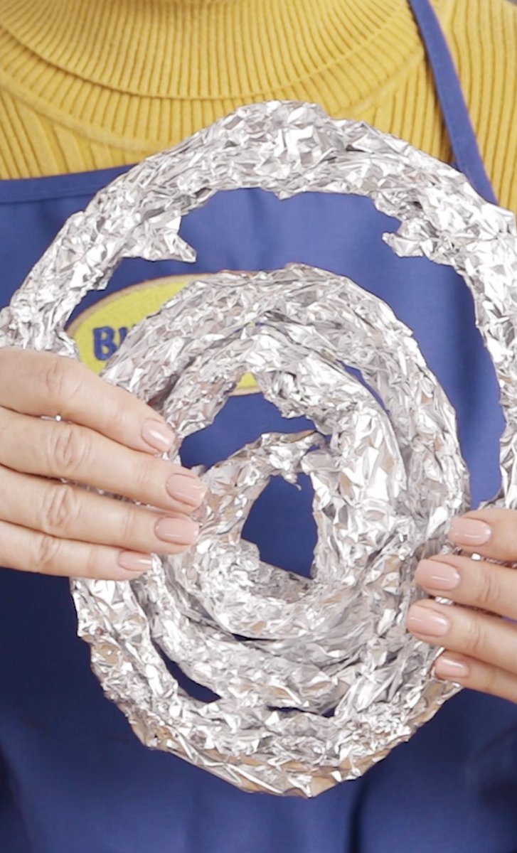 butterball's tweet photo. Are you all like, "I don't want to buy a roasting pan"?
If so, we're all like, "no problem, just make a foil coil.”
And then we'll all be like, "#Thanksgiving is sweet!" #TurkeyTip https://t.co/BHivkh553s
