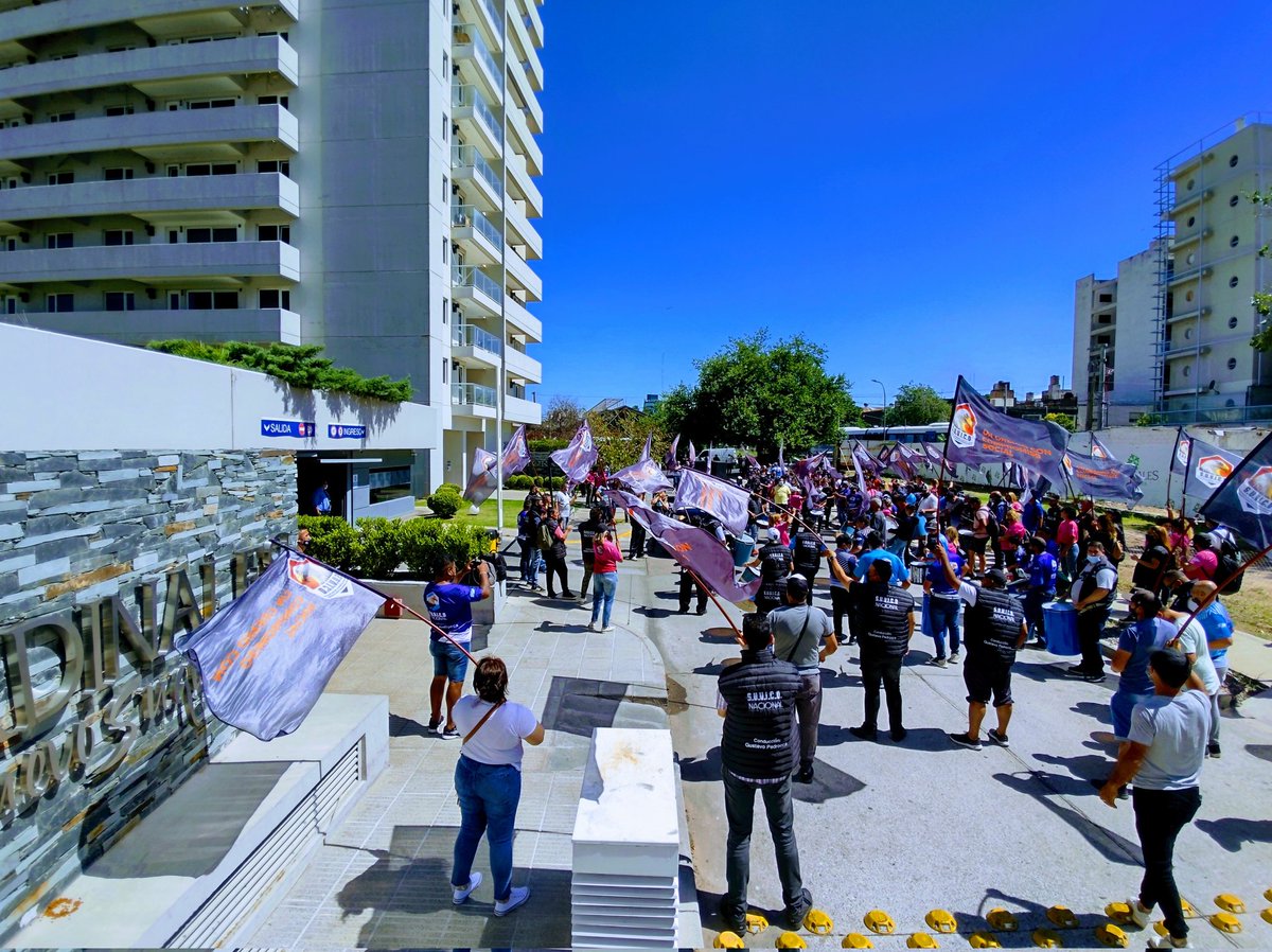 S.U.V.I.C.O. EN CARDINALES NUEVO SUQUÍA RECLAMANDO POR NUESTROS COMPAÑEROS DE LAS COOPERATIVAS DE TRABAJO. 

CONTRATANTE DE SERVICIOS DE SEGURIDAD, ESTOS SON LOS CONFLICTOS QUE CONTRATA CON LAS COOPERATIVAS.