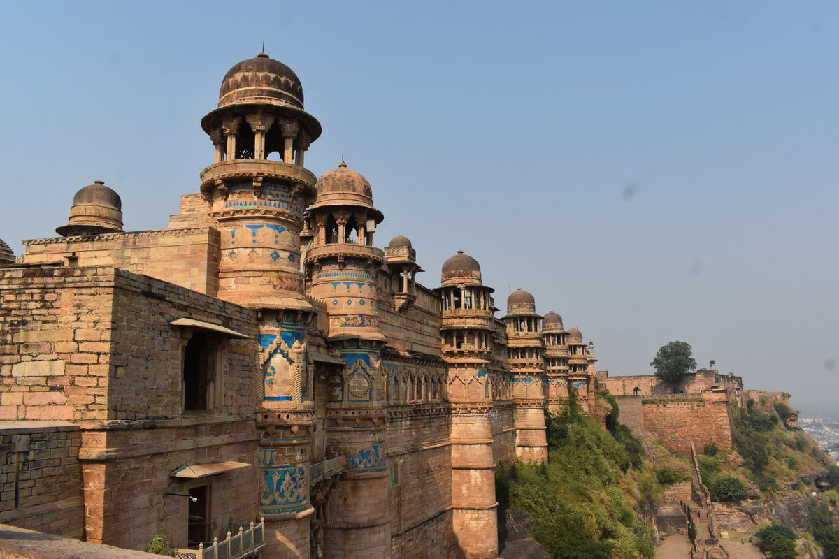 ranjit_dhira's tweet photo. The majestic #GwaliorFort with magnificent monuments considered "pearl in the necklace of the forts of India".  @MPTourism @incredibleindia https://t.co/dmwReEiUzX