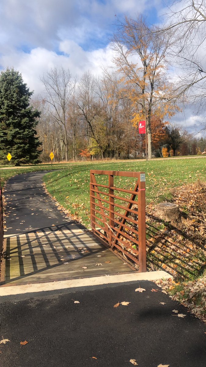 bijoux__23's tweet photo. It’s a nice day for a walk around campus #digcomcrew #gmercyu #fallwalk https://t.co/eeu0vrEn5t