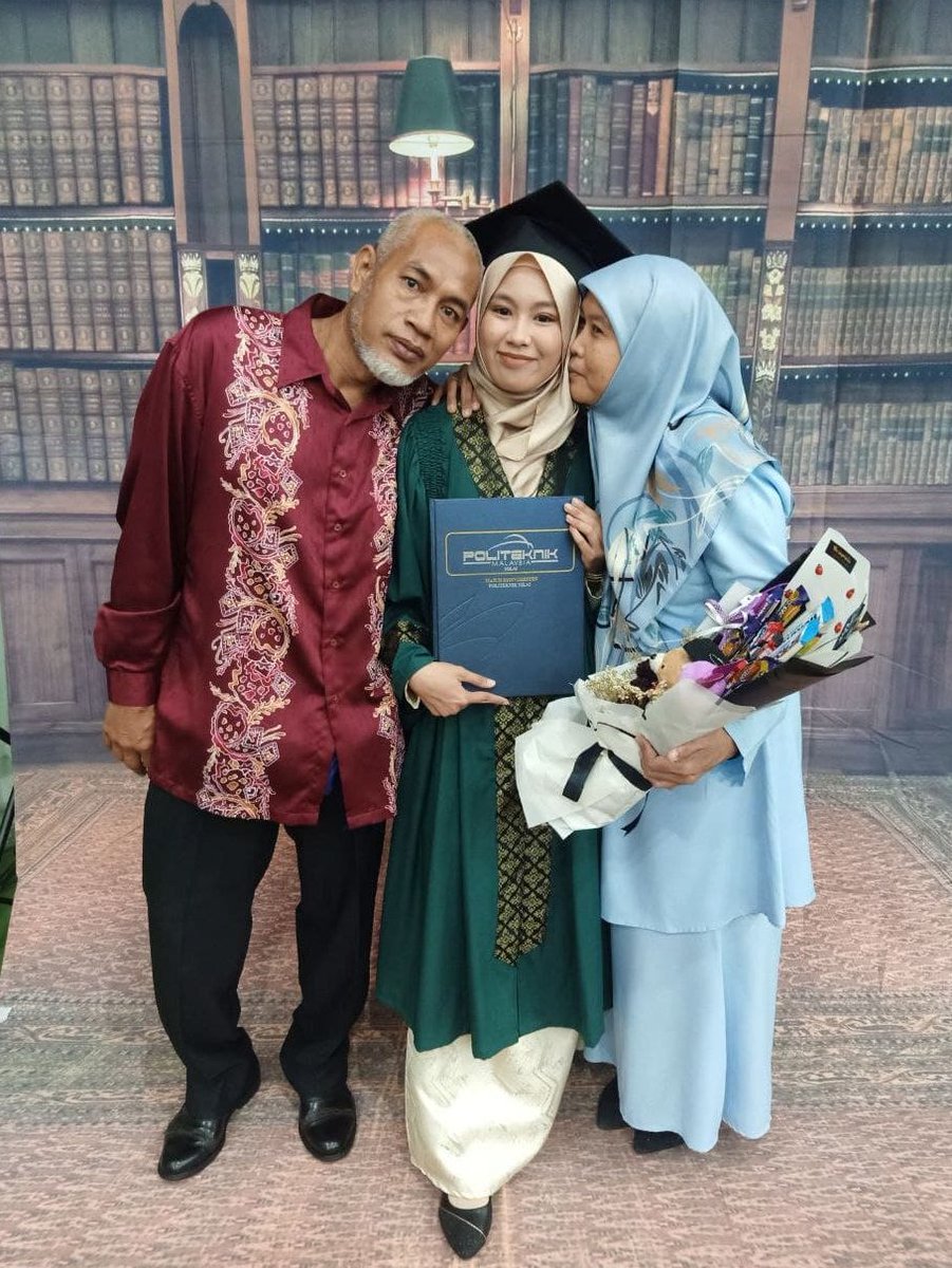 ainaamongtae_'s tweet photo. thanks to my parents always supported me
without you I'm a very nothing..
this for you maybe this is just paper but it is very valuable to me to you 🤍❤️🤍❤️
I love both of you so much ❤️❤️
#mygraduationday🎓
#121121🎓 https://t.co/Z1i0FfbhTj
