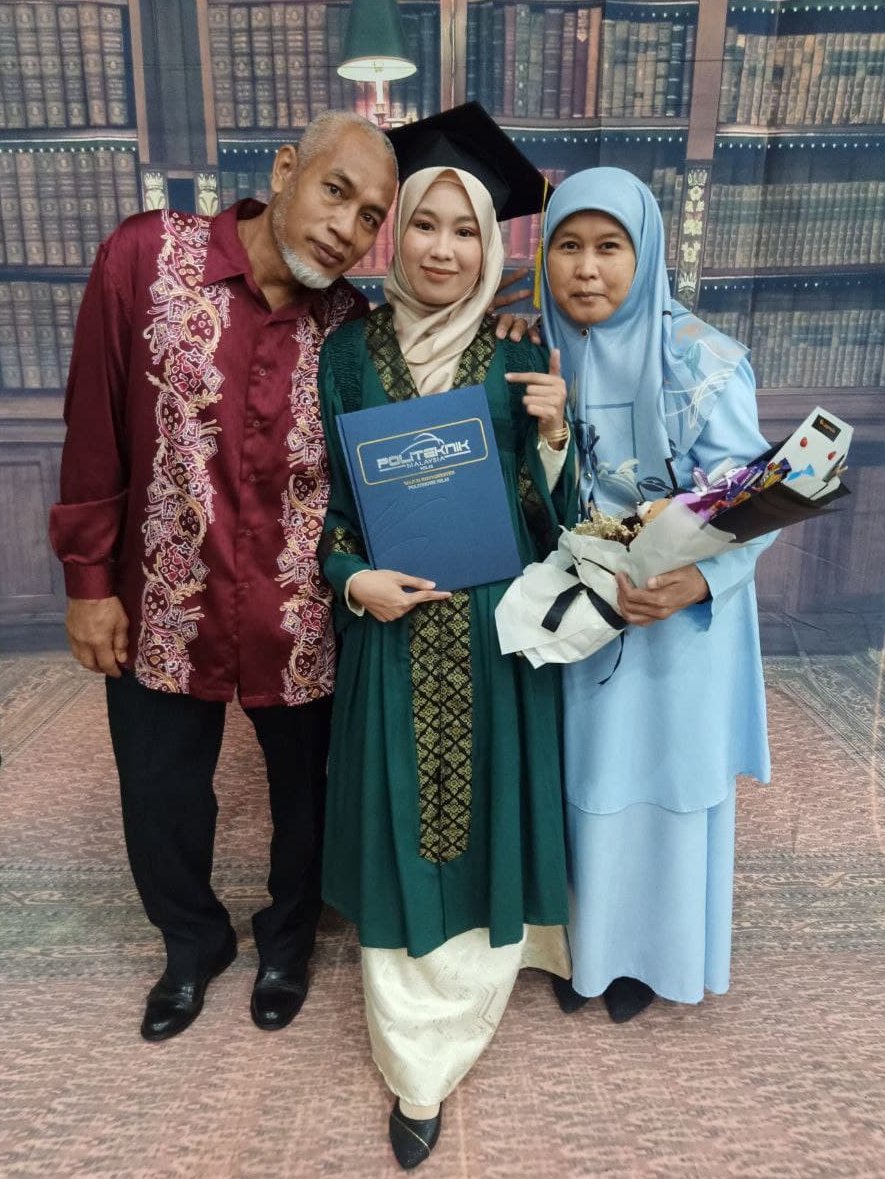ainaamongtae_'s tweet photo. thanks to my parents always supported me
without you I'm a very nothing..
this for you maybe this is just paper but it is very valuable to me to you 🤍❤️🤍❤️
I love both of you so much ❤️❤️
#mygraduationday🎓
#121121🎓 https://t.co/Z1i0FfbhTj