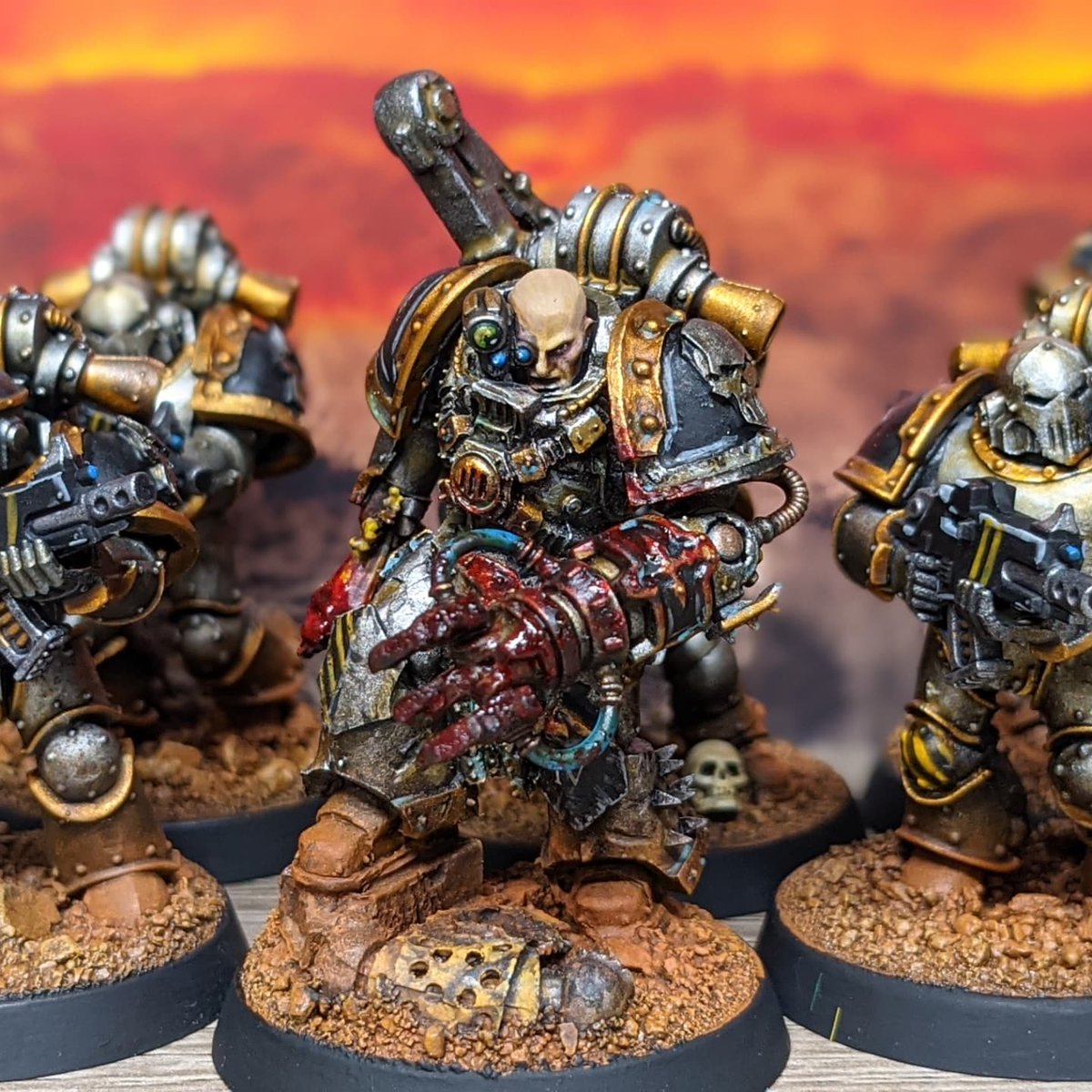 Warsmith Cadoc of the 136th expeditionary fleet. 

Cranked out these models last week in prep for a great game yesterday - was perfect hobby motivation

Iron within!

#warhammer #paintingwarhammer #warhammercommunity #30k #forgeworld #horusheresy #warhammer30k
