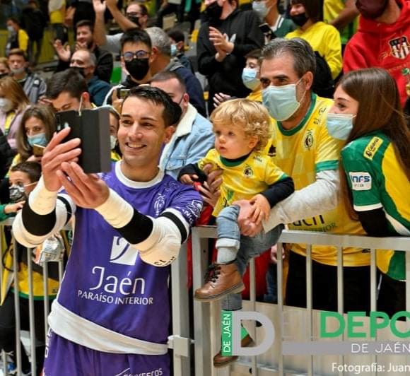 beuki1's tweet photo. @13AlexGonzalez mi hijo flipando saludando a todo el equipo y nosotros flipando de que aguantaras 10 segundos para la foto!☺️ Gracias! 🤭la próxima sin temporizador..... https://t.co/bLielGioQm