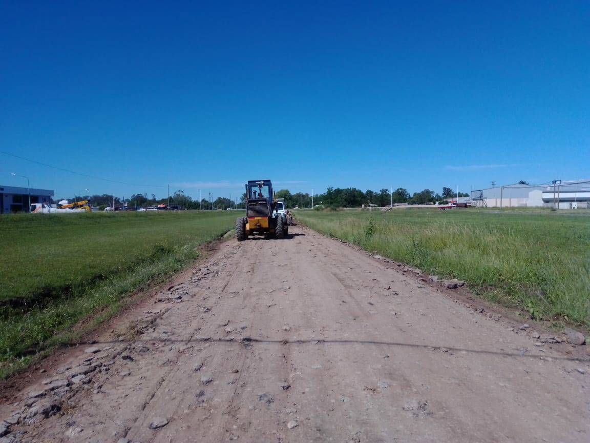 🚧 Algunos trabajos que se realizan durante la mañana de hoy:

◾ Mantenimiento de Calles. Se nivela la calle 13 entre 34 y Ruta 41 para ser mejorada con el material recuperado del paso a nivel de Avenida 9 de Julio.