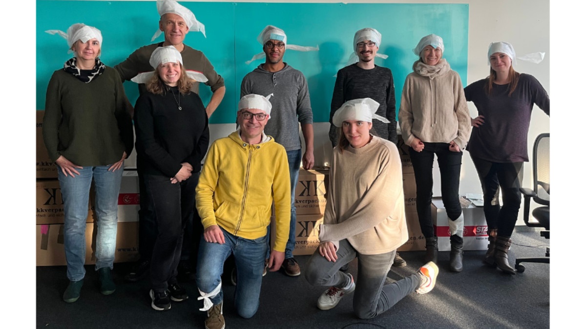 Einige unserer Kolleg:innen haben letzte Woche eine Ausbildung, bzw. Auffrischung, zum Ersthelfer und zur Ersthelferin gemacht. Jetzt sind im Notfall für uns da: Barbara, Alexandra, Stefan, Oliver, Guy, Emily, Patrick, Anja und Sarah. 💪
Vielen Dank für euren Einsatz!