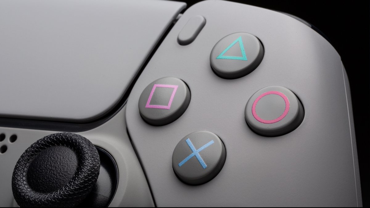 Jim_Gresham's tweet photo. 🚨GIVEAWAY ALERT🚨

I am giving away this 🔥 @ColorWare Retro DualSense PS5 Controller!!!

To enter:
✅Follow, @ColorWare 
✅Follow me, @jim_gresham
✅RT this tweet

I’ll pick a winner Friday!

Check it out: https://t.co/HZejl4Z8CN

Must be located in the contiguous 48 US States https://t.co/a3bQXk817R