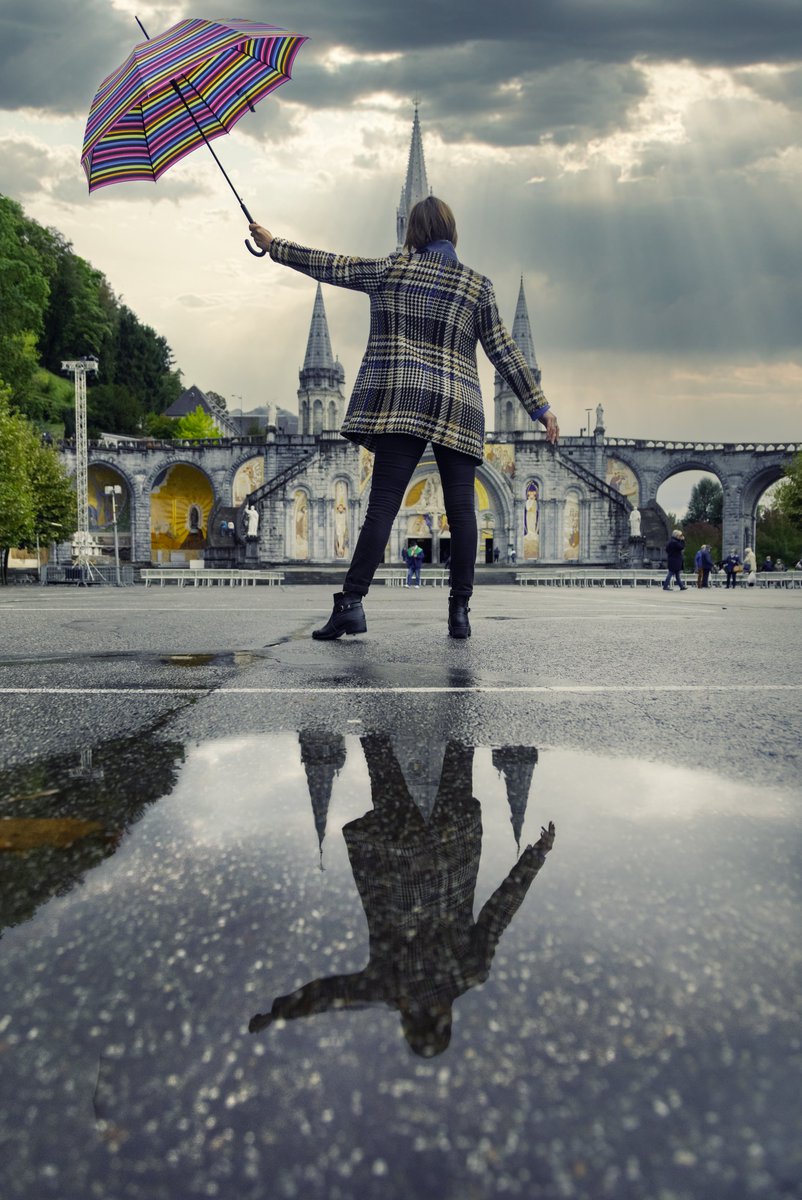 I'm singin' in the rain
Just singin' in the rain
What a glorious feeling
I'm happy again.

🌂 Aujourd’hui, chantons sous la pluie.