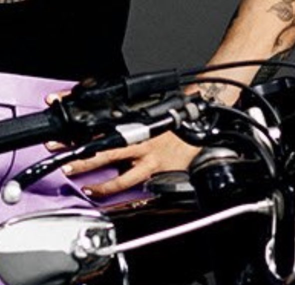 tommothetease04's tweet photo. @Harry_Styles no but why does he have so many fingers ?!? https://t.co/CE3LvqQivJ