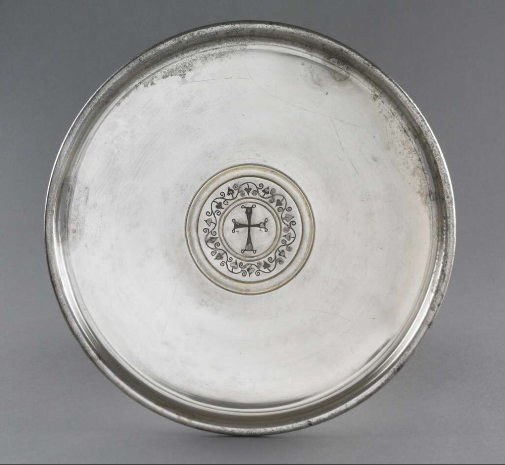 SueBrunningBM's tweet photo. #Museum30 Day 15: Curators can use labels to tell visitors about cross-cultural #connections, but we can also use #museum spaces. That's why in #Room41 @britishmuseum, the #Byzantine silver from #SuttonHoo physically faces similar material from the #EastRoman empire itself. And - https://t.co/4bSuLx9iLJ