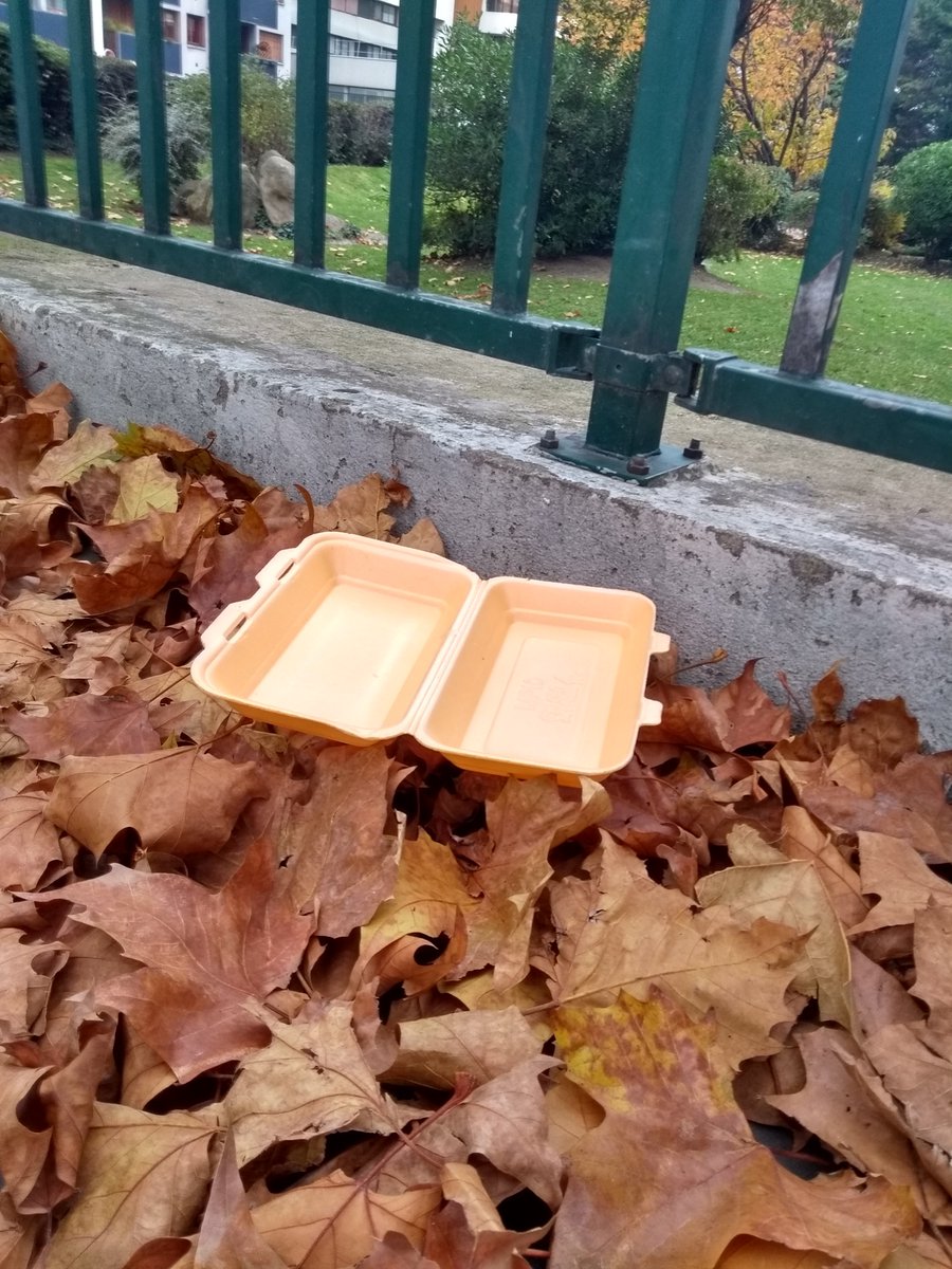 kill_th_plastic's tweet photo. La boite de kebab emportée par le vent
En ronde monotone tombe en tourbillonnant... https://t.co/aEpzhyDOml