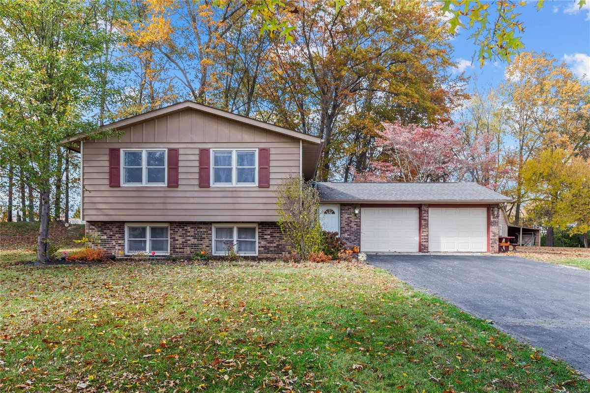 RemaxJill's tweet photo. See a virtual tour of my newest #listing 703 Huntley #Troy #IL  https://t.co/Lls2jkM0dw https://t.co/gNo5fKiwj2