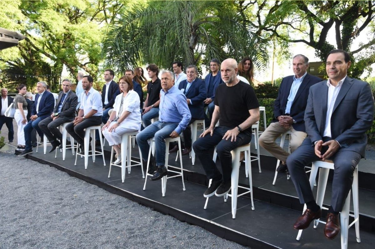 PatoBullrich's tweet photo. Nosotros ganamos, ganando, y ustedes perdieron, perdiendo.
Presidente: es de buen demócrata reconocer y aceptar las derrotas electorales y felicitar a quienes triunfaron. Nosotros ganamos con el acompañamiento de 9.750.000 de ciudadanos. #MesaNacional #JuntosPorElCambio #JxC https://t.co/9IblnmCmcs