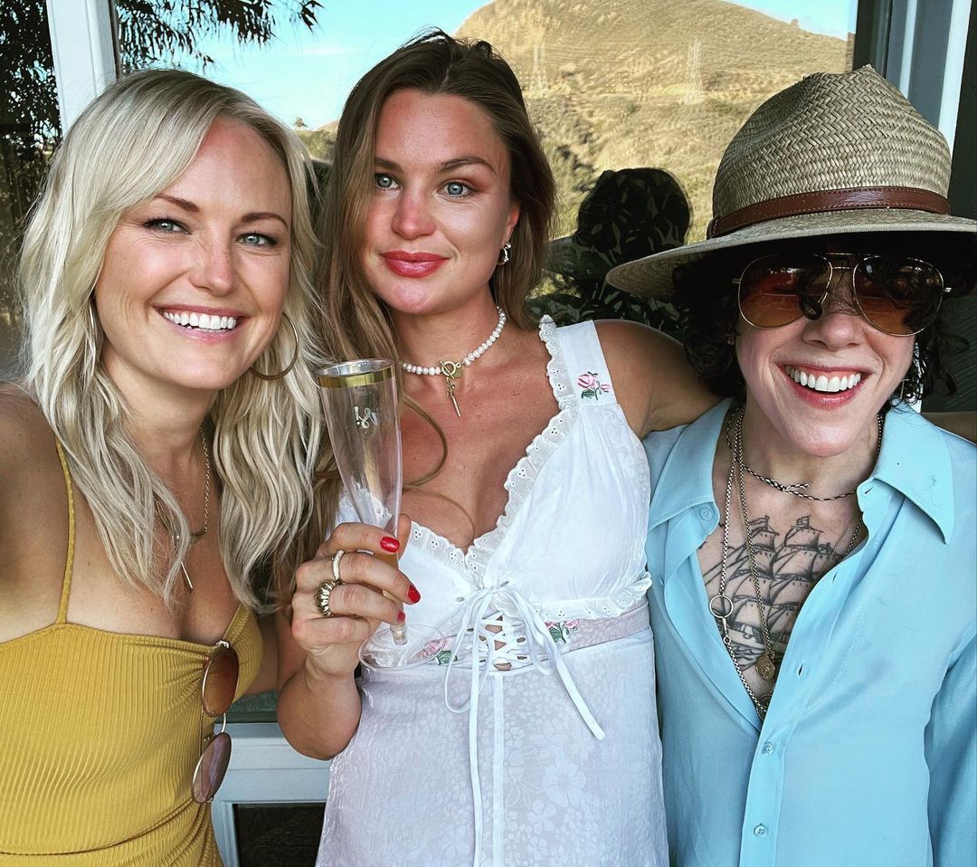 LP_France's tweet image. Repost @MalinAkerman 
Taking a moment to bask in the light of my sisters pregnancy w our other sister from another mother @iamlp  @iamfinalchild 🤍 #sisters #family #preganancy
