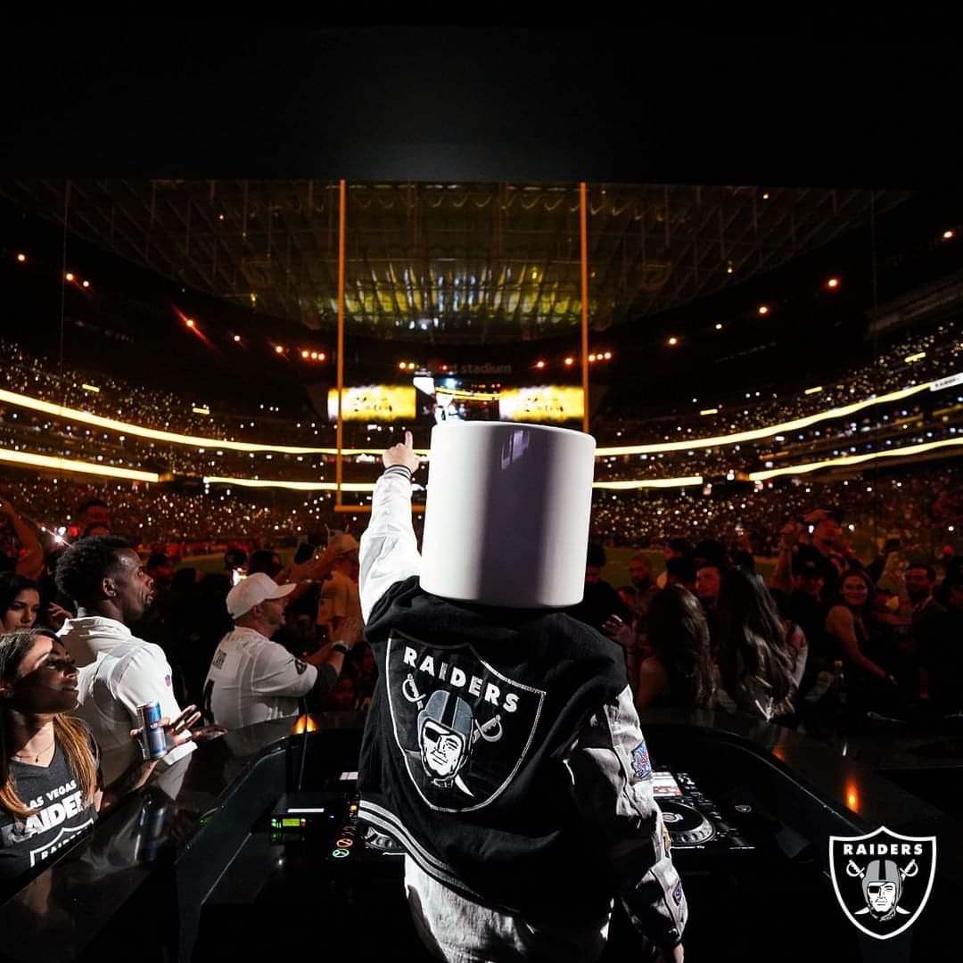 UK2VIP's tweet photo. Marshemello providing the Half time entertainment yesterday at the Raiders game. 

#UK2VIP #Marshmello #Raiders #AllegiantStadium #NFL #HalfTimeShow https://t.co/Ot4A3fY6xQ