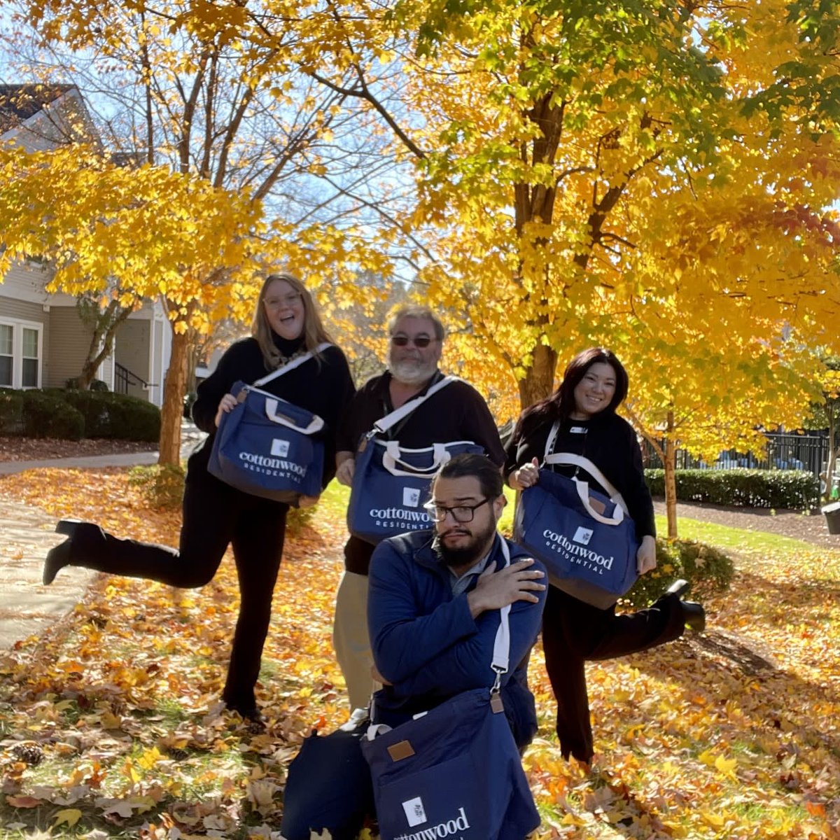 MidtownCrossApt's tweet photo. What a wonderful start to our Employee Appreciation Week! We love our Cottonwood swag and we love Cottonwood! 😁💗 #cottonwoodresidential #midtowncrossingraleighnc #homeatlast https://t.co/onUxm0ppY1