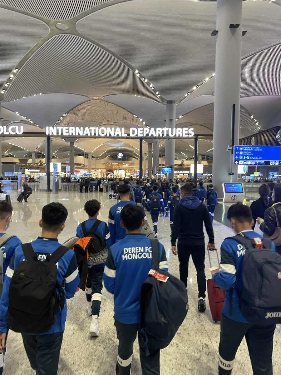 МУ-ын хөл бөмбөгийн Deren FC клубын 30-аад тамирчид Турк улсаас Герман улсад ирж 7 хоног бэлтгэлээ базаагаад Испанийн Барсалеонд өсвөр үеийн  олон улсын багынхантай өрсөлдөх юм.Хүү маань  анхны ОУ-ын тэмцээндээ оролцохоор явж бгаа юм.⚽️🙏 Би ч яахав хүүгээ дагаад л явна дөө😉