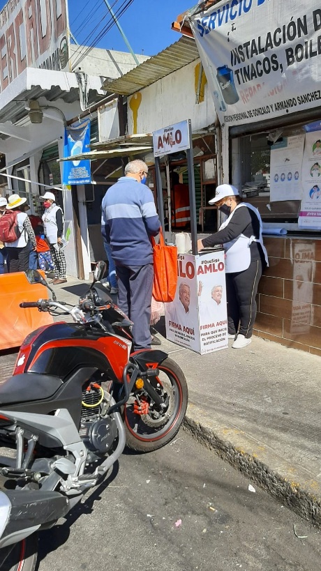 Garcimonero's tweet photo. Se están instalando afuera de los mercados públicos y unidades habitacionales, promoviendo la ratificación de López Obrador en lugar de la revocación … es un abierto engaño que el INE debe parar.
OJO @INEMexico https://t.co/HP6CVO3mTk