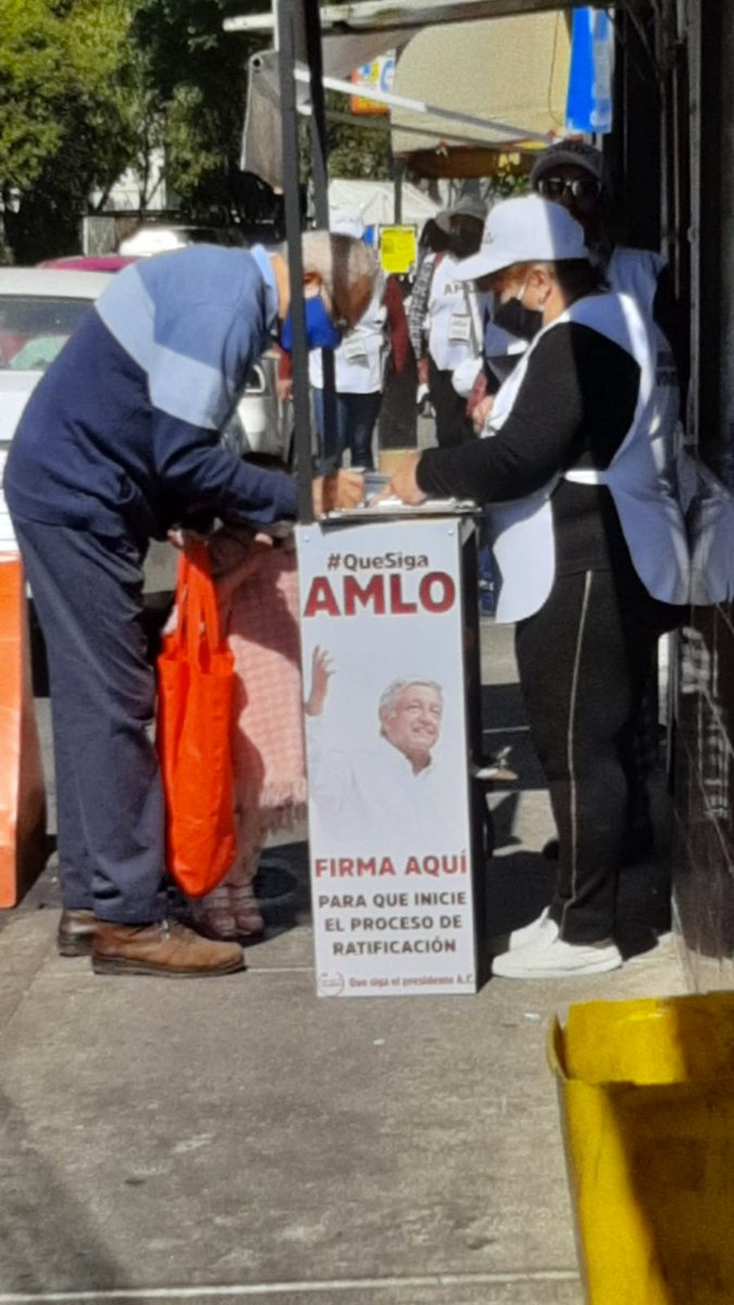 Garcimonero's tweet photo. Se están instalando afuera de los mercados públicos y unidades habitacionales, promoviendo la ratificación de López Obrador en lugar de la revocación … es un abierto engaño que el INE debe parar.
OJO @INEMexico https://t.co/HP6CVO3mTk