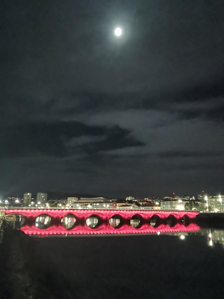 beni_salgado's tweet photo. As pontes de Pontevedra esta noite en vermello: ❣️#roxo #rouge #rosso #roig #rojo #toyo #ros #russ #roșu #roui #red #rood #Rot #vermelho #bermeyu https://t.co/ApAxeEjhuf