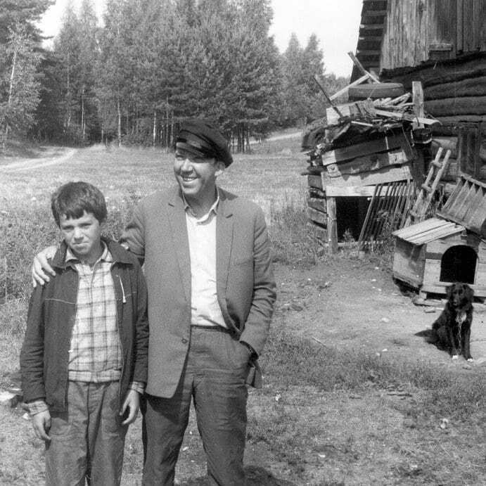 HistoryFoto's tweet photo. «И у нас, ребята, будут наши победы. Главное, чтобы они были не с оружием в руках». Юрий Никулин с сыном Максимом. СССР. Конец 1950-х. https://t.co/Yg2ZiRNuHa