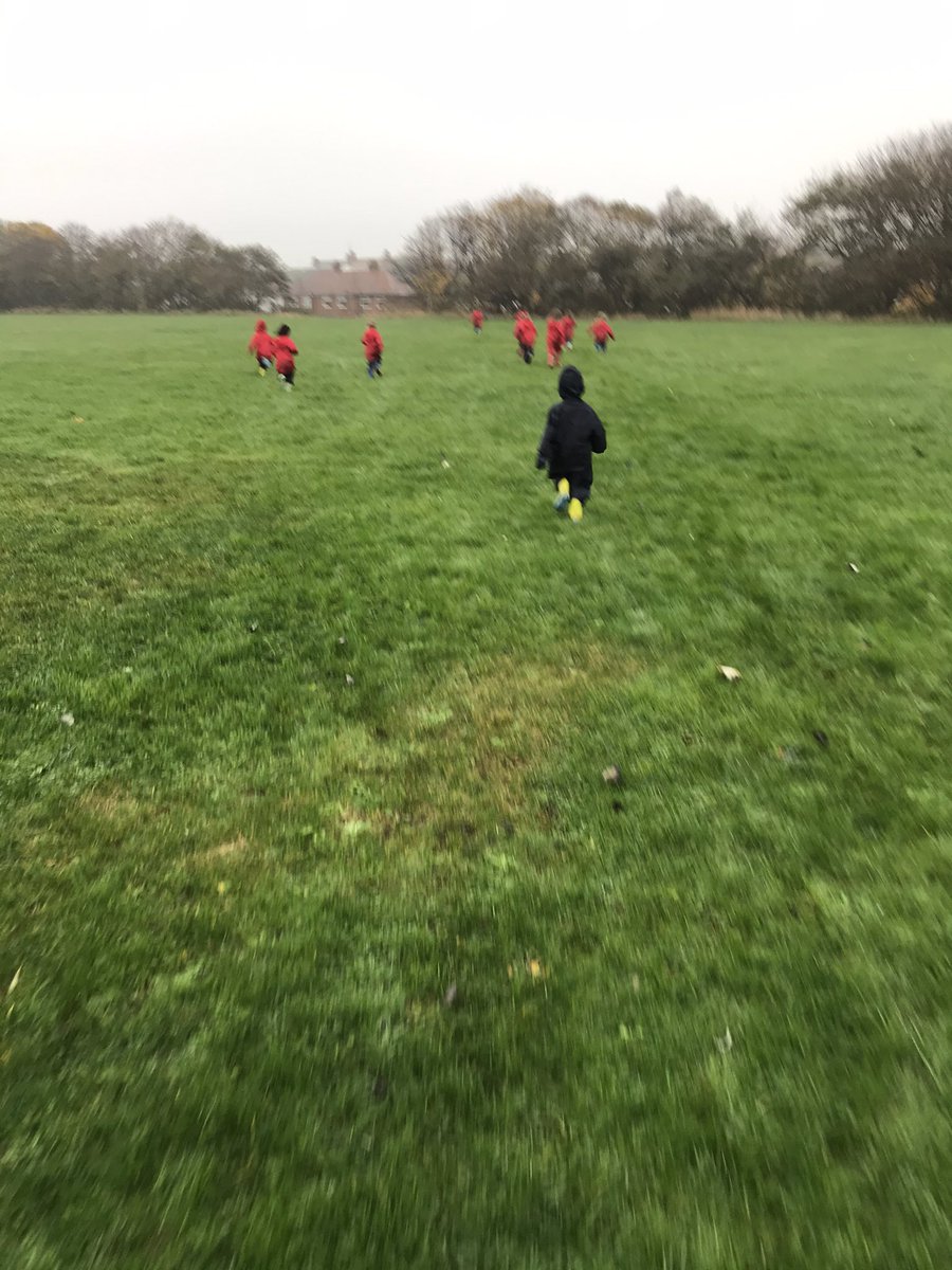 MrsBatemanFS's tweet image. Year 3 showed great resilience today to make fire and year 1 learnt about compass points to find our new den. @UnityBlackpool