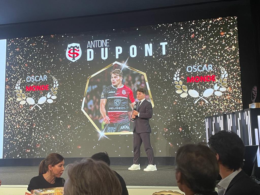 👏🏻 Félicitations à notre demi de mêlée, <a href="/Dupont9A/">𝗔𝗻𝘁𝗼𝗶𝗻𝗲 𝗗𝗨𝗣𝗢𝗡𝗧</a>, pour les deux très belles distinctions reçues ce soir aux #OscarsMidol, le jour de son 25ème anniversaire ! 🎁😍