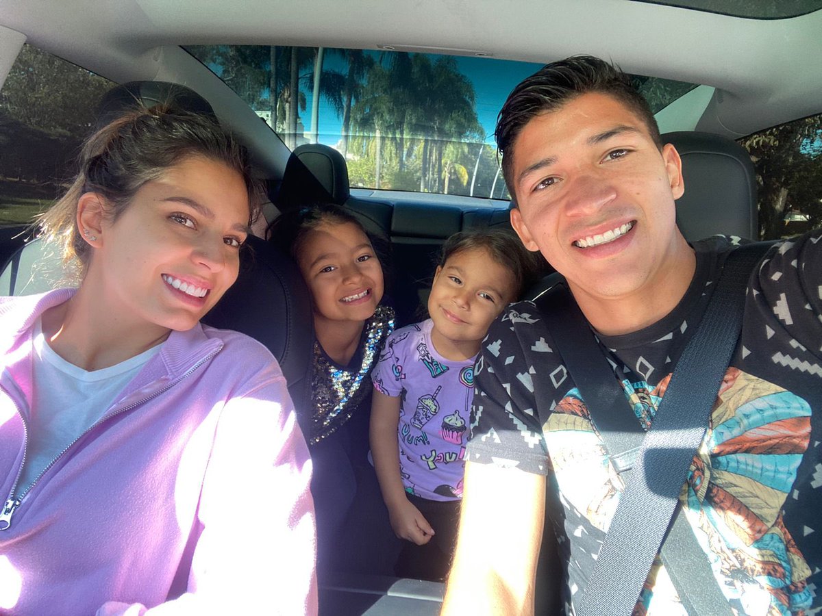 Nada es más importante que la familia. 

Bendecido de estar entre mujeres. 

#PrimeroLaFamilia