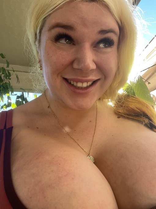 Just got my eyelashes done and I feel like a million bucks. https://t.co/rIzd4OT8ho