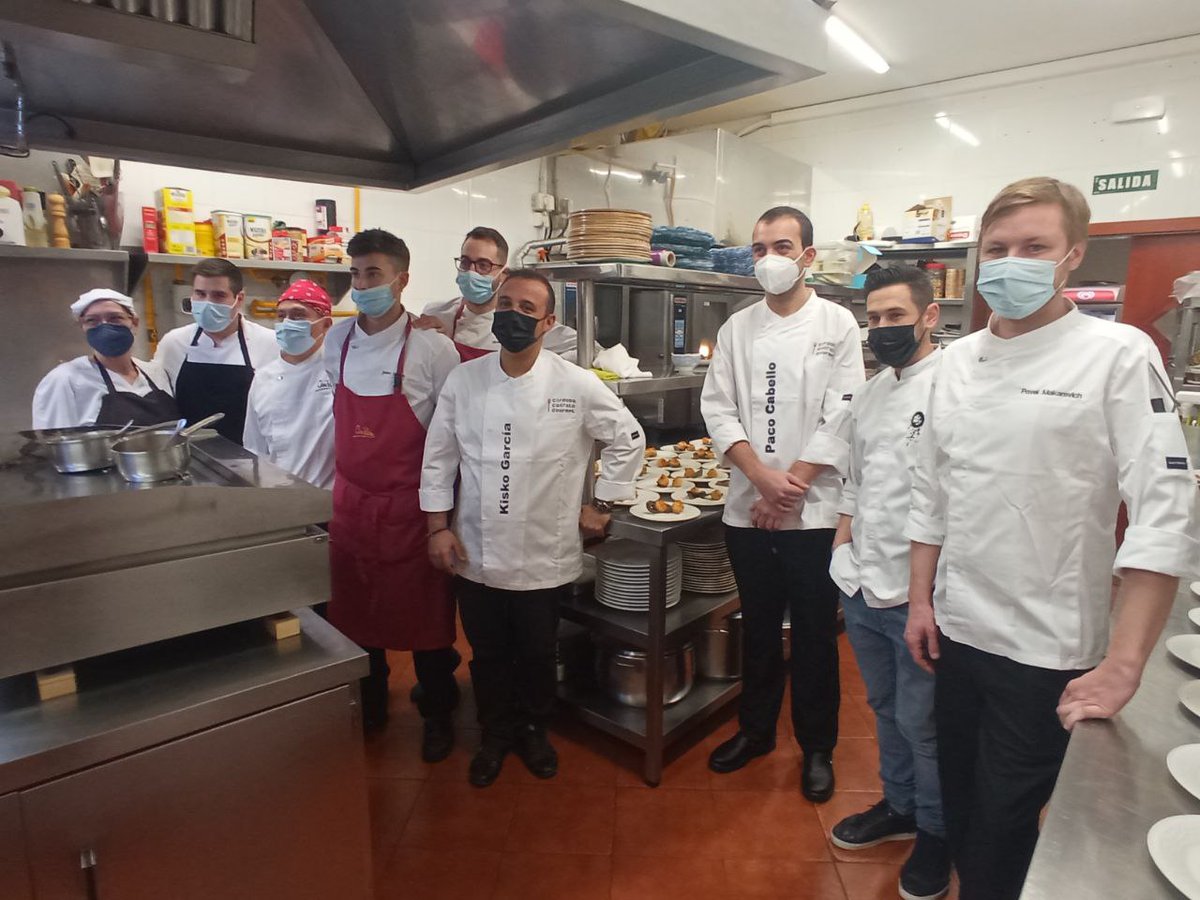 <a href="/casapedropg/">Casa Pedro</a> y su chef Paco Cabello, junto a <a href="/kiskogarciachef/">Kisko García</a>, del afamado <a href="/ChocoRestaurant/">Restaurante Choco</a> han participado en un almuerzo a cuatro manos para un total de 80 personas. Se trata de la única actividad que tiene lugar en la provincia ya que el resto se desarrollan en Córdoba.
Hiko⬇️