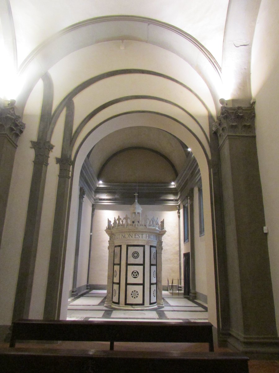 MeganHenvey's tweet photo. But for me, these were bonus treats, on a pilgrimage to the Cappella Rucellai! Built by Alberti in 1467, this small, barrel-vaulted chapel contains a sepulchre constructed in the proportions (it’s smaller!) of the Holy Sepulchre in Jerusalem. #AChurchADay https://t.co/Sgmi829Oxv