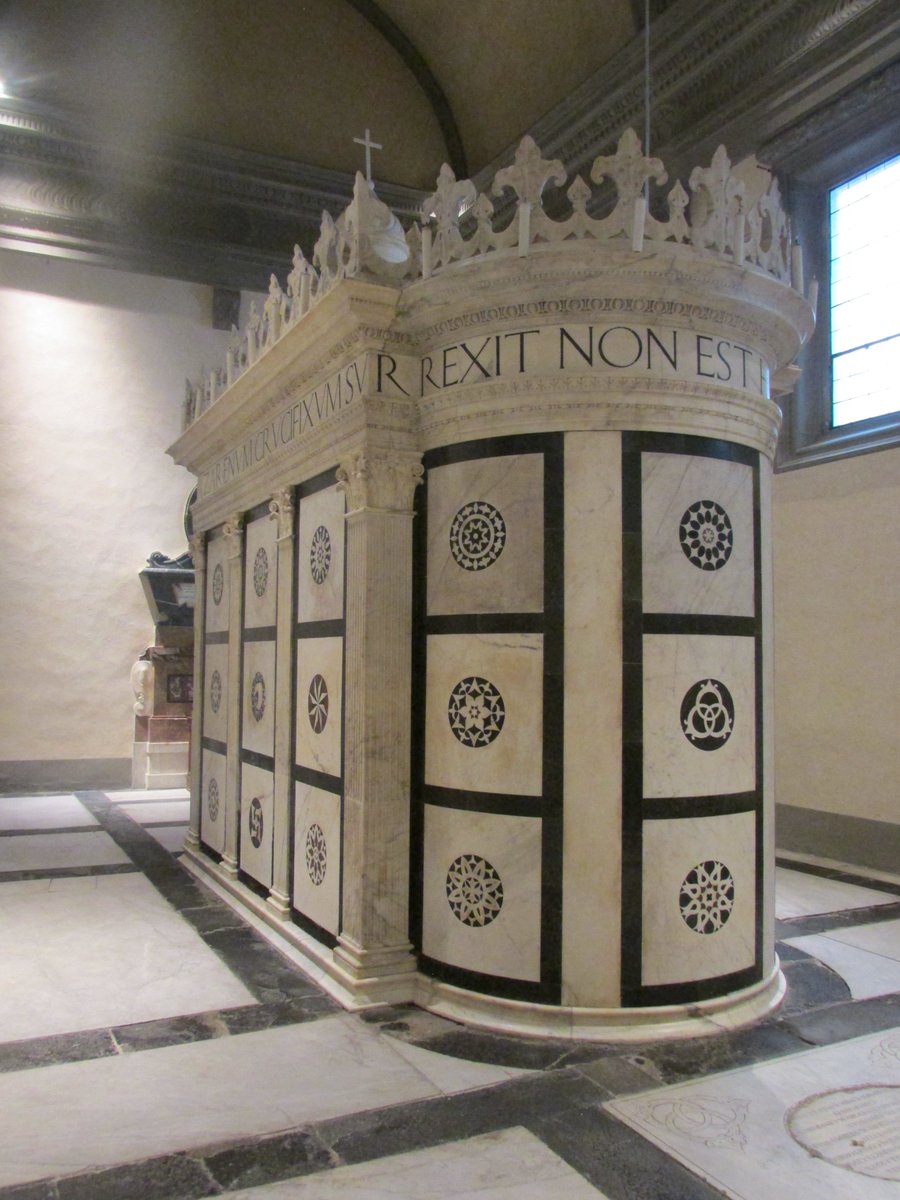 MeganHenvey's tweet photo. But for me, these were bonus treats, on a pilgrimage to the Cappella Rucellai! Built by Alberti in 1467, this small, barrel-vaulted chapel contains a sepulchre constructed in the proportions (it’s smaller!) of the Holy Sepulchre in Jerusalem. #AChurchADay https://t.co/Sgmi829Oxv