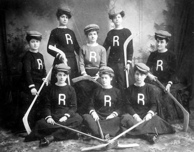 ddoniolvalcroze's tweet photo. Women’s Ice Hockey Teams From the Early 20th Century
(https://t.co/iqtqx68TDL) https://t.co/s1POCVYKCy