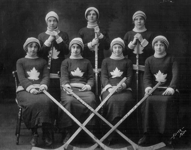 ddoniolvalcroze's tweet photo. Women’s Ice Hockey Teams From the Early 20th Century
(https://t.co/iqtqx68TDL) https://t.co/s1POCVYKCy