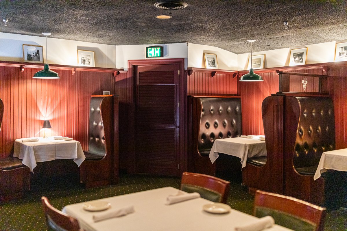 LewnesSteak's tweet photo. There's always a treat waiting for you at our tables, Annapolis -- come by for one of our USDA Prime-cut steaks and seafood some time soon. #LewnesSteakhouse #Lewnes #AnnapolisMD #FineDining #MarylandEats #MarylandFoodie https://t.co/HdGnm6miFf