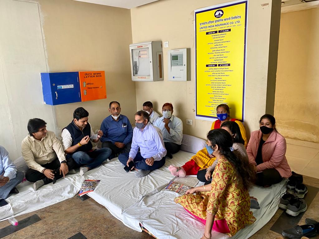 Vkmeena80's tweet photo. SaveIndiaFromBJP
#stopPrivatisation
#GIPSAWAGEREVISION
JFTU Dharna at UIC RO. https://t.co/BYbN1H1P52