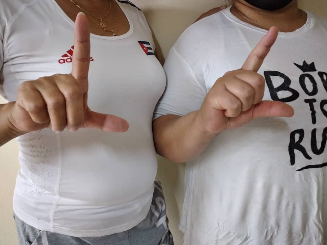 YettelJimenez's tweet photo. Aunque la guardia nacional esté en la calle reprimiendo al pueblo, desde las casas los cubanos luchan por la Libertad.  #15NCuba #VivaCubaLibre #SOSCuba . Manda tu foto vestido de blanco a tus amigos si no puedes salir a la calle. La libertad de Cuba está en tus manos hermano. https://t.co/Ll3g3fNIe8