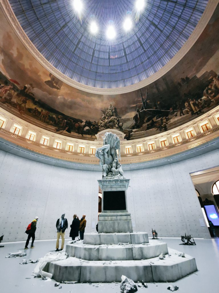 Entropía y destrucción creativa: espectacular obra de Urs Fischer para la expo inaugural