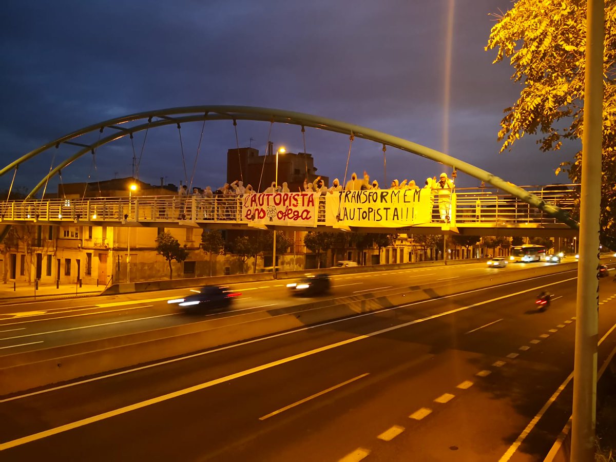 TransformemC31's tweet photo. 20 activistes de @TransformemC31 prenen el Pont del Xiclet per protestar per la constant contaminació del vehicles. L'AUTOPISTA ENS OFEGA TRANSFORMEM LA C31 https://t.co/JYd8sitVOA