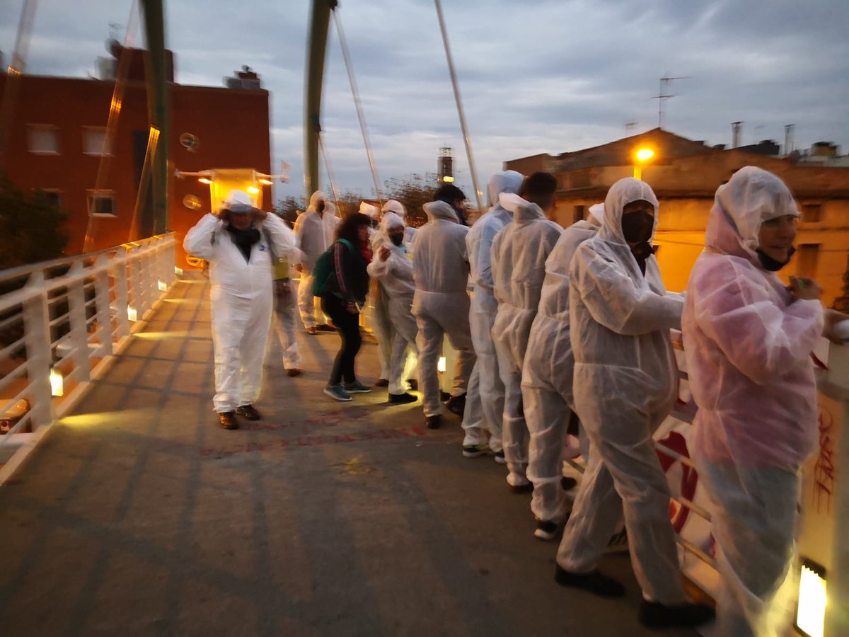 TransformemC31's tweet photo. 20 activistes de @TransformemC31 prenen el Pont del Xiclet per protestar per la constant contaminació del vehicles. L'AUTOPISTA ENS OFEGA TRANSFORMEM LA C31 https://t.co/JYd8sitVOA